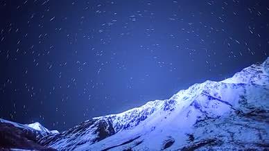 4K高山雪地夜景星轨天空led背景视频视频的预览图